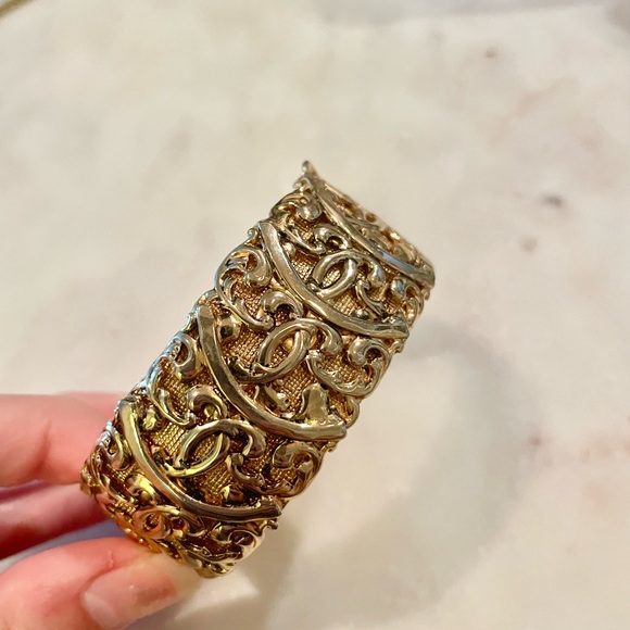 VTG REVIVAL GOLDTONE HIGHLY ORNATE WIDE HINGED BANGLE BRACELET - Picture 1 of 9